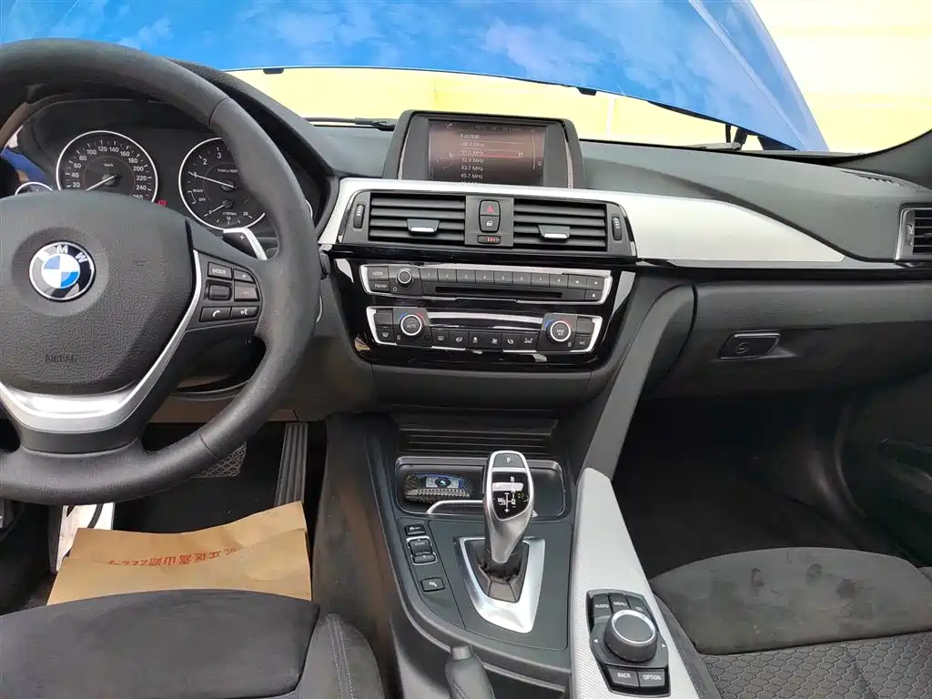 BMW 3 Series 2017 — фото 13