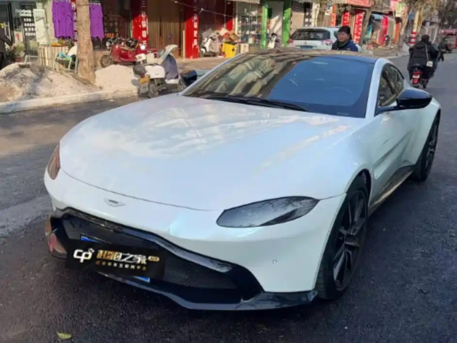 Aston Martin V8 Vantage 2020 — фото 1
