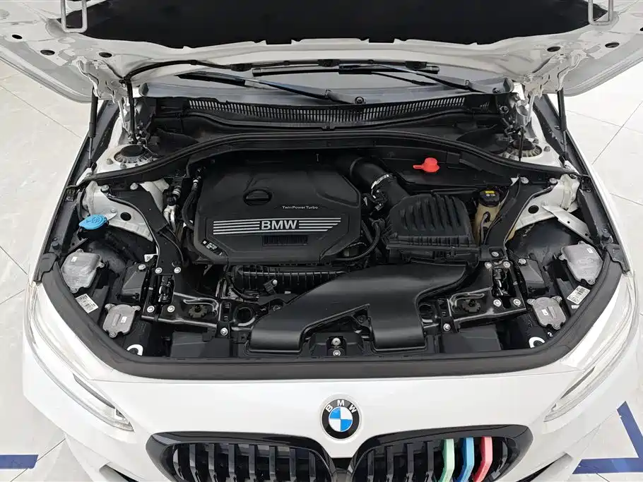 BMW 1 Series 2021 — фото 10