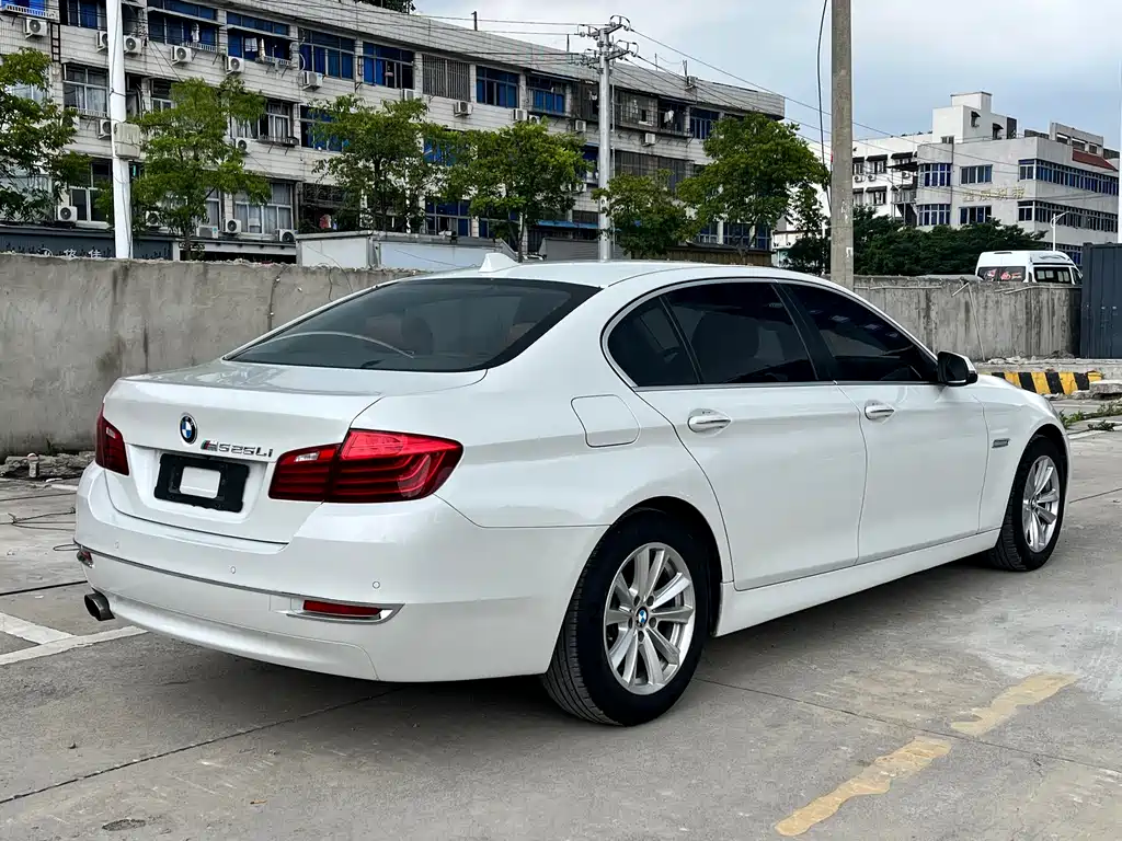 BMW 5 Series 2016 — фото 17