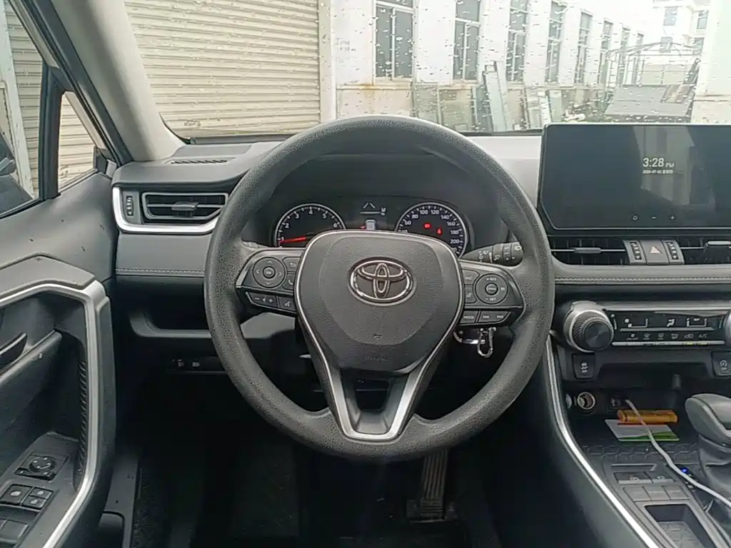 Toyota RAV4 2024 — фото 11