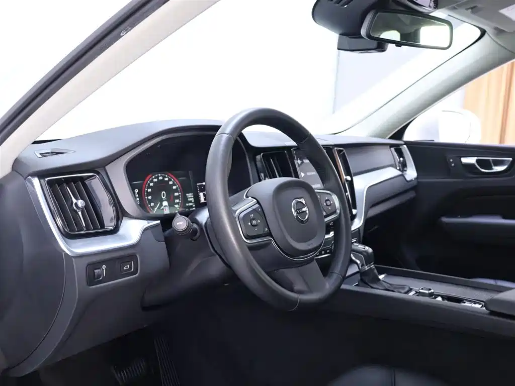 Volvo XC60 2020 — фото 11