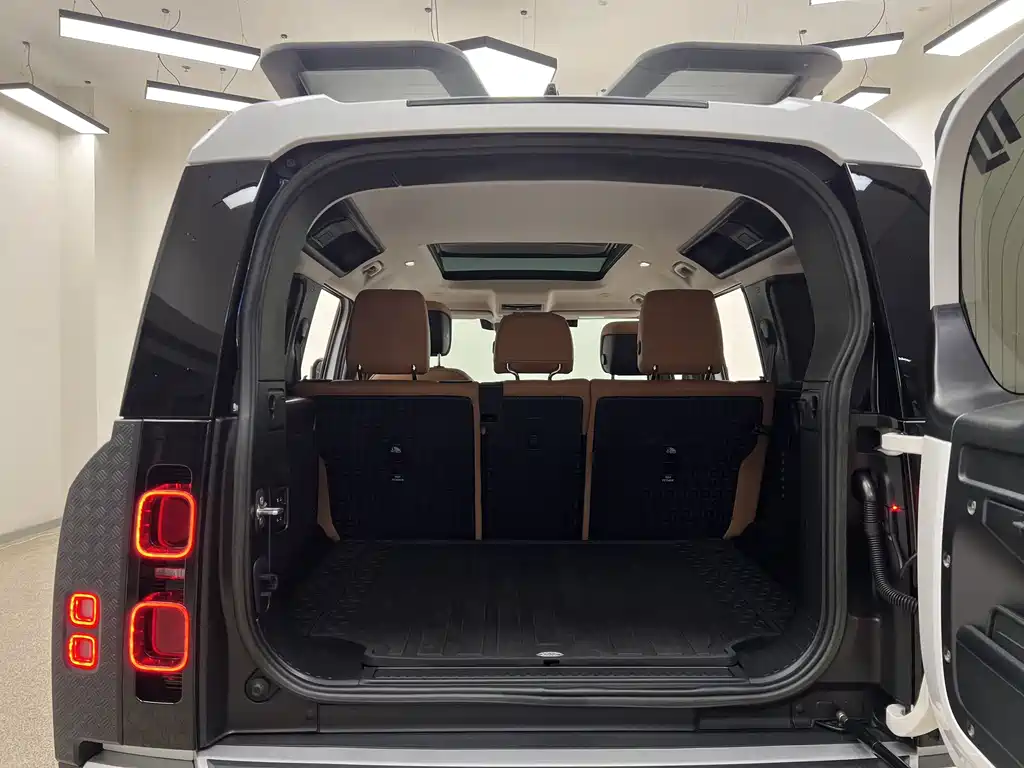 Land Rover Defender 2023 — фото 30