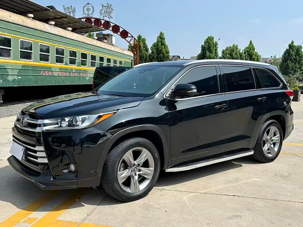 Toyota Highlander 2021 — фото 1