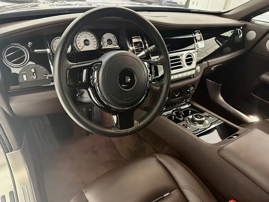 Rolls-Royce Phantom 2018 — фото 10