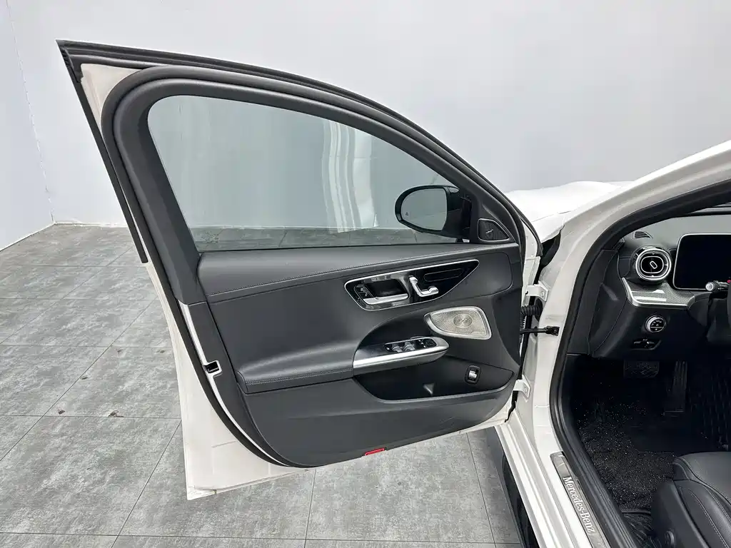 Mercedes-Benz C-Class 2024 — фото 15