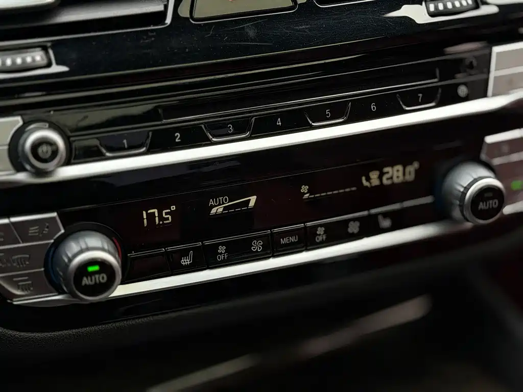 BMW 5 Series 2019 — фото 15