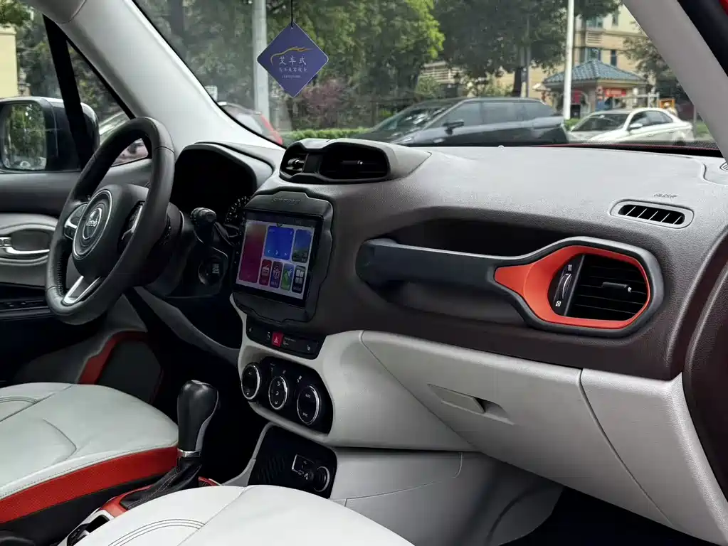 Jeep Renegade 2016 — фото 11