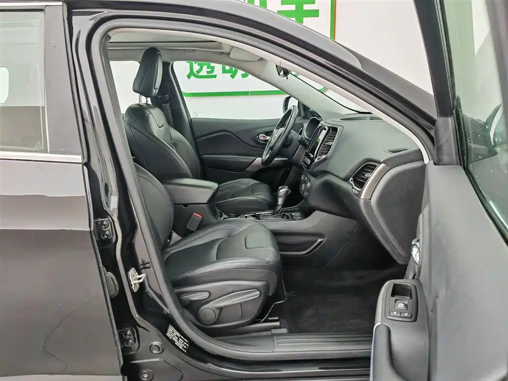 Jeep Cherokee 2020 — фото 23