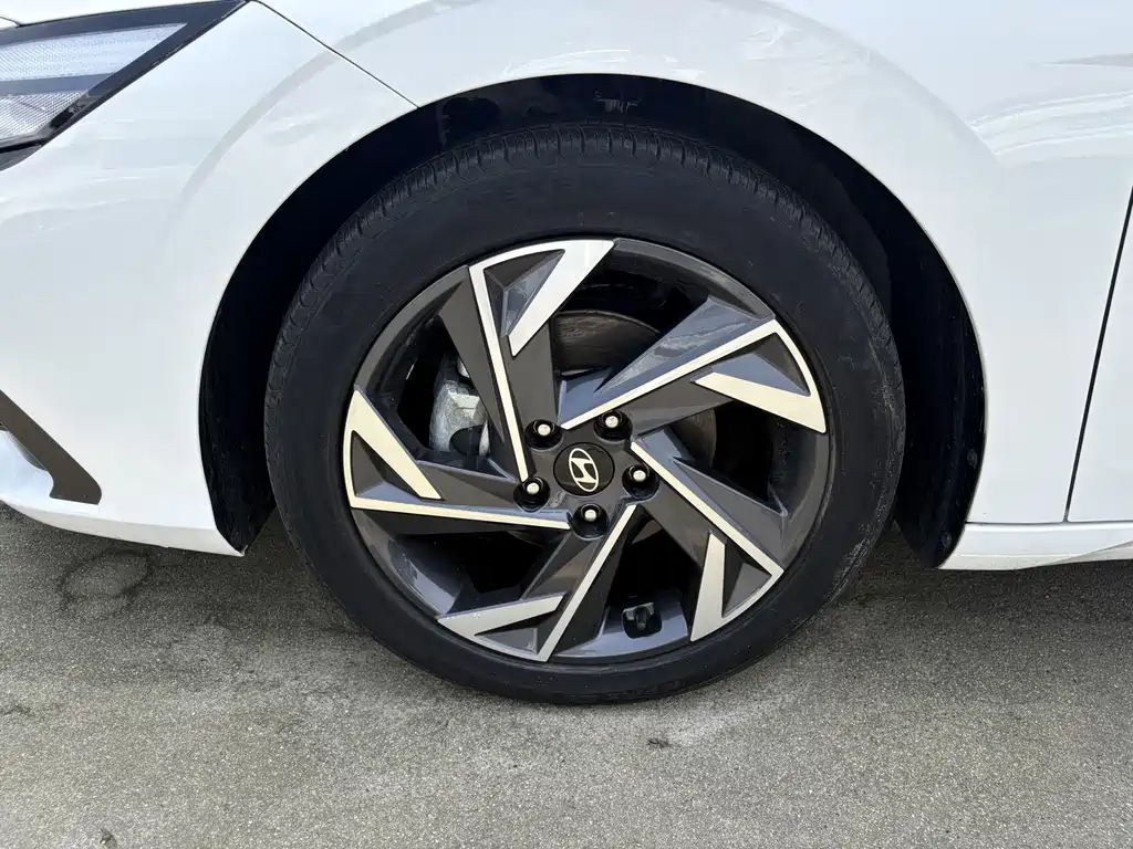 Hyundai Elantra 2023 — фото 10