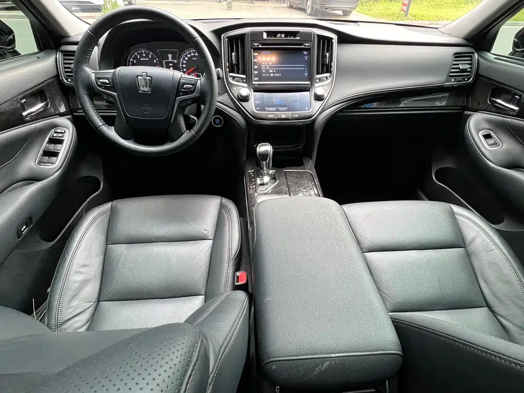 Toyota Crown 2018 — фото 19