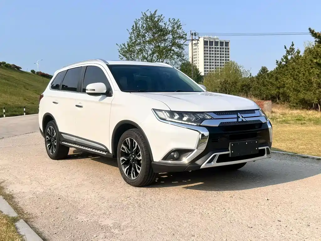 Mitsubishi Outlander 2020 — фото 3