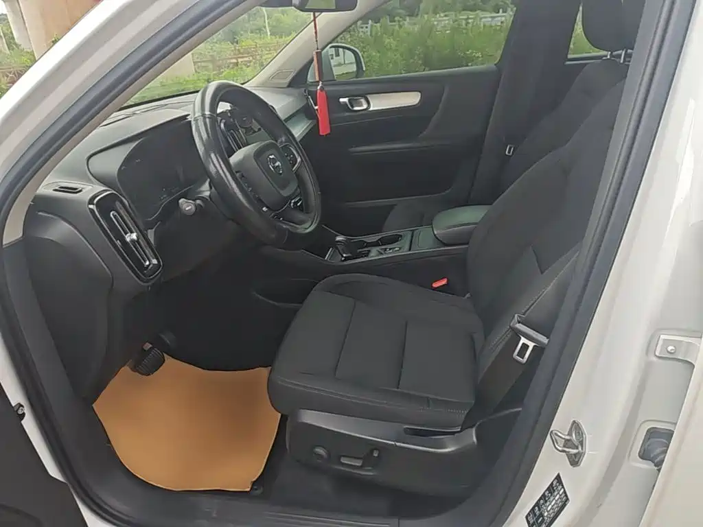 Volvo XC40 2021 — фото 15