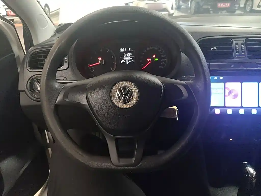 Volkswagen Polo 2017 — фото 11