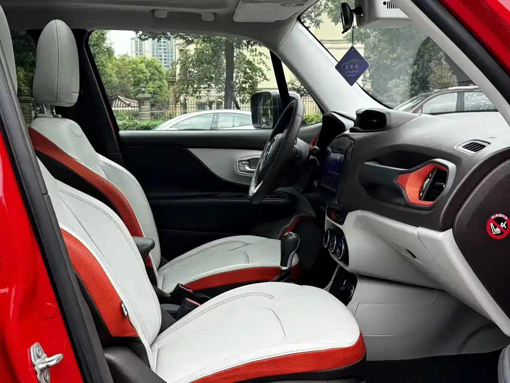 Jeep Renegade 2016 — фото 10