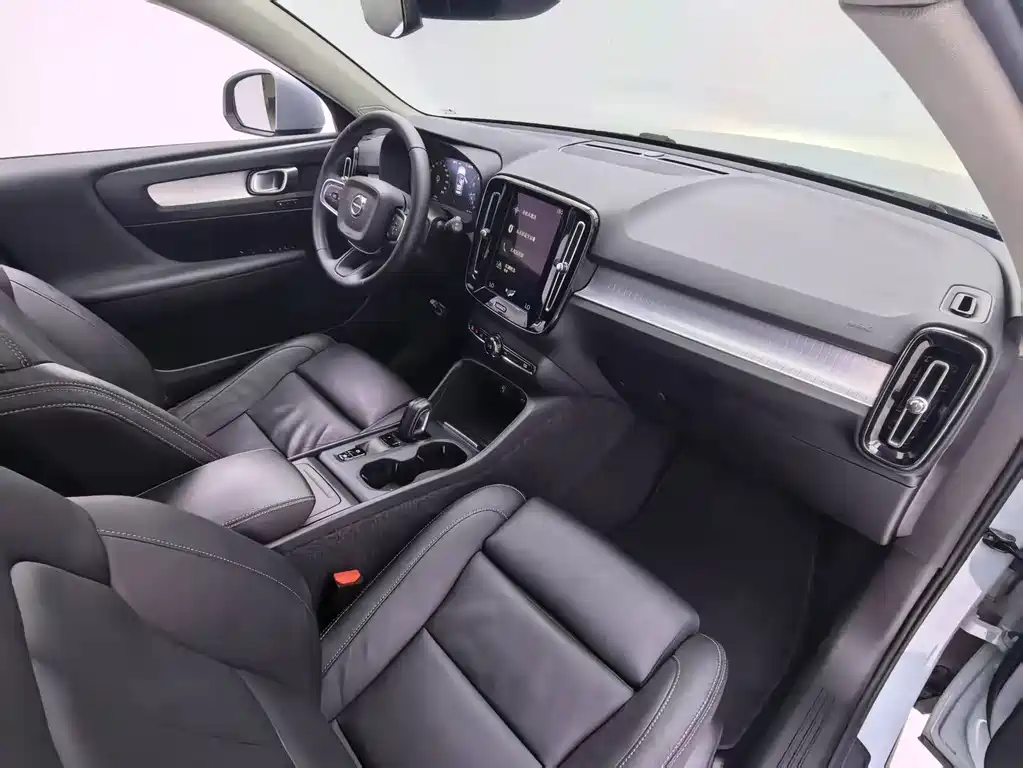 Volvo XC40 2018 — фото 19