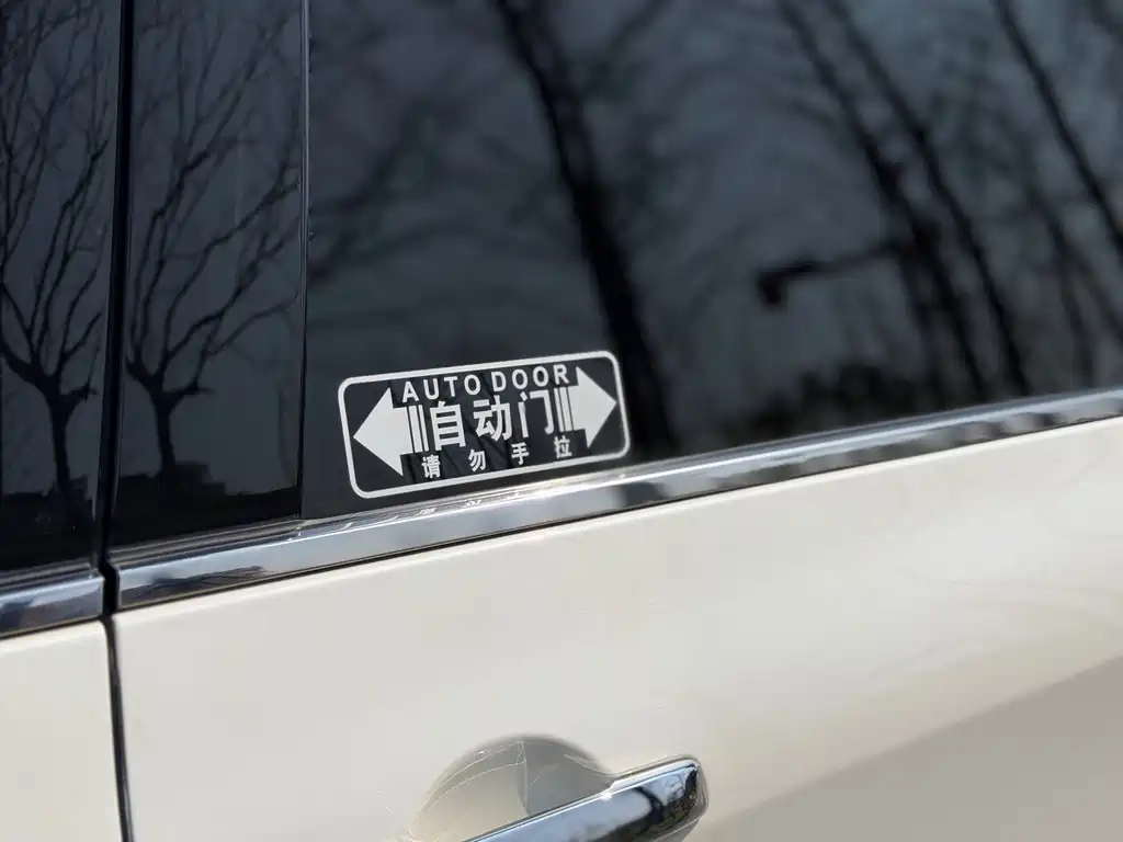 Nissan Quest 2018 — фото 24
