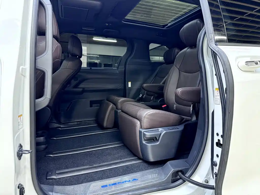 Toyota Sienna 2022 — фото 12