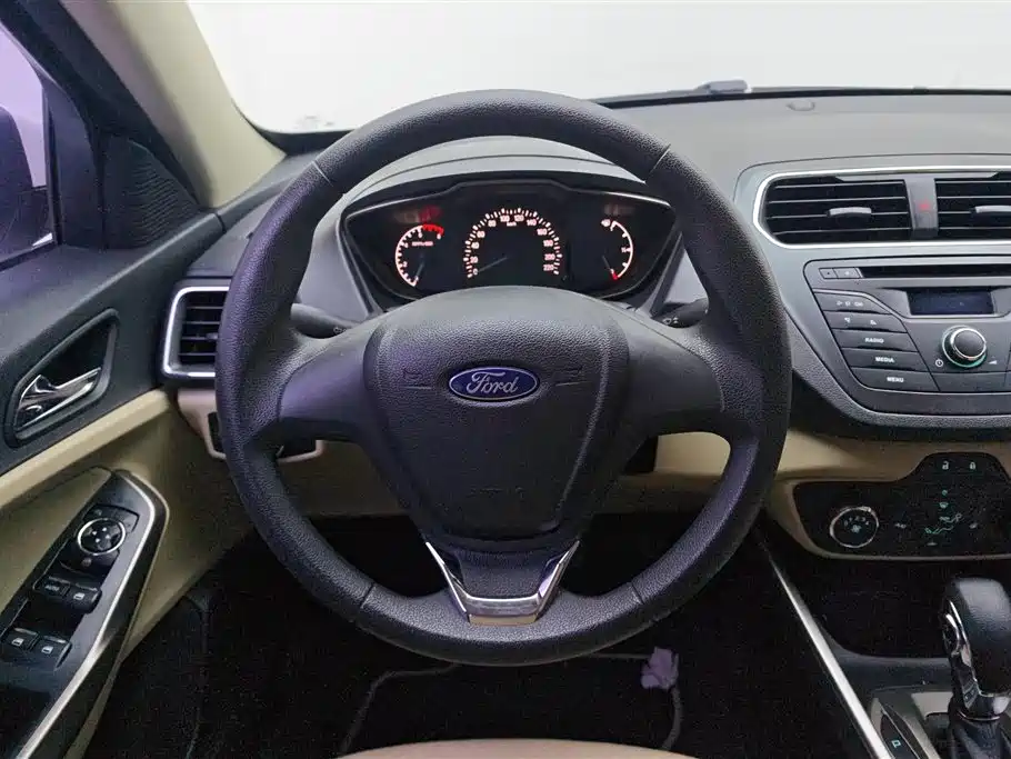 Ford Escort 2017 — фото 15