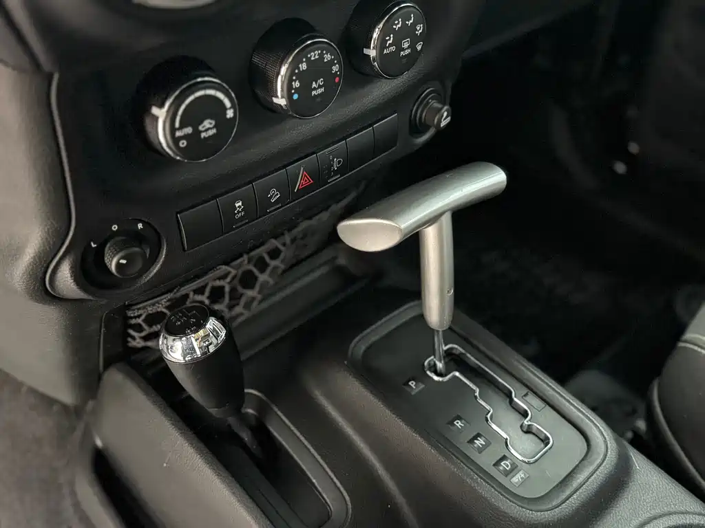 Jeep Wrangler 2015 — фото 11