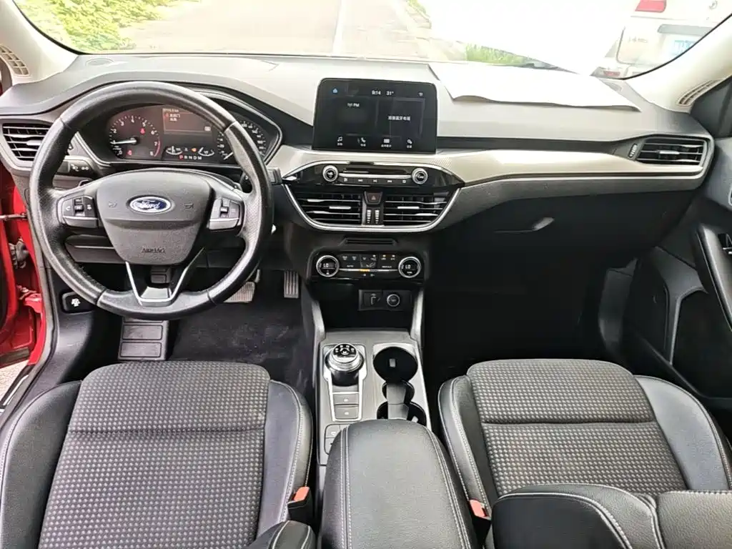 Ford Focus 2019 — фото 10