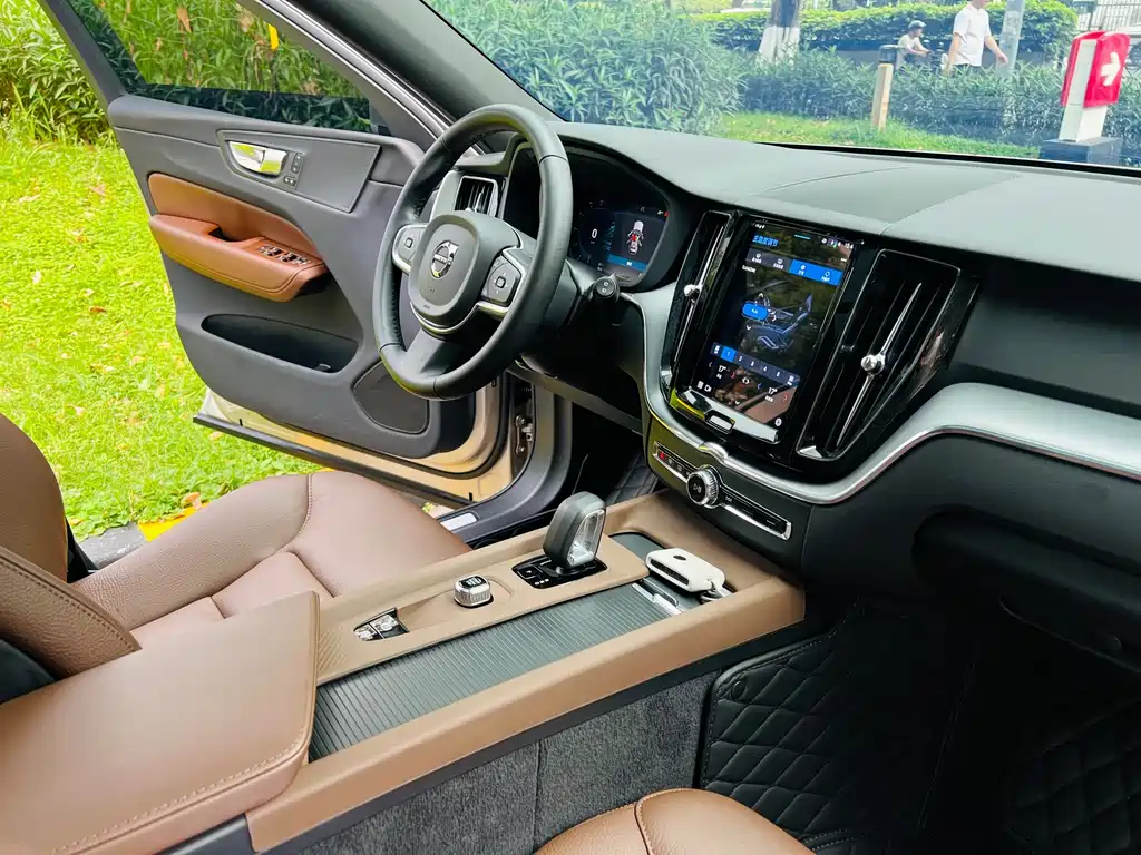 Volvo XC60 2025 — фото 14
