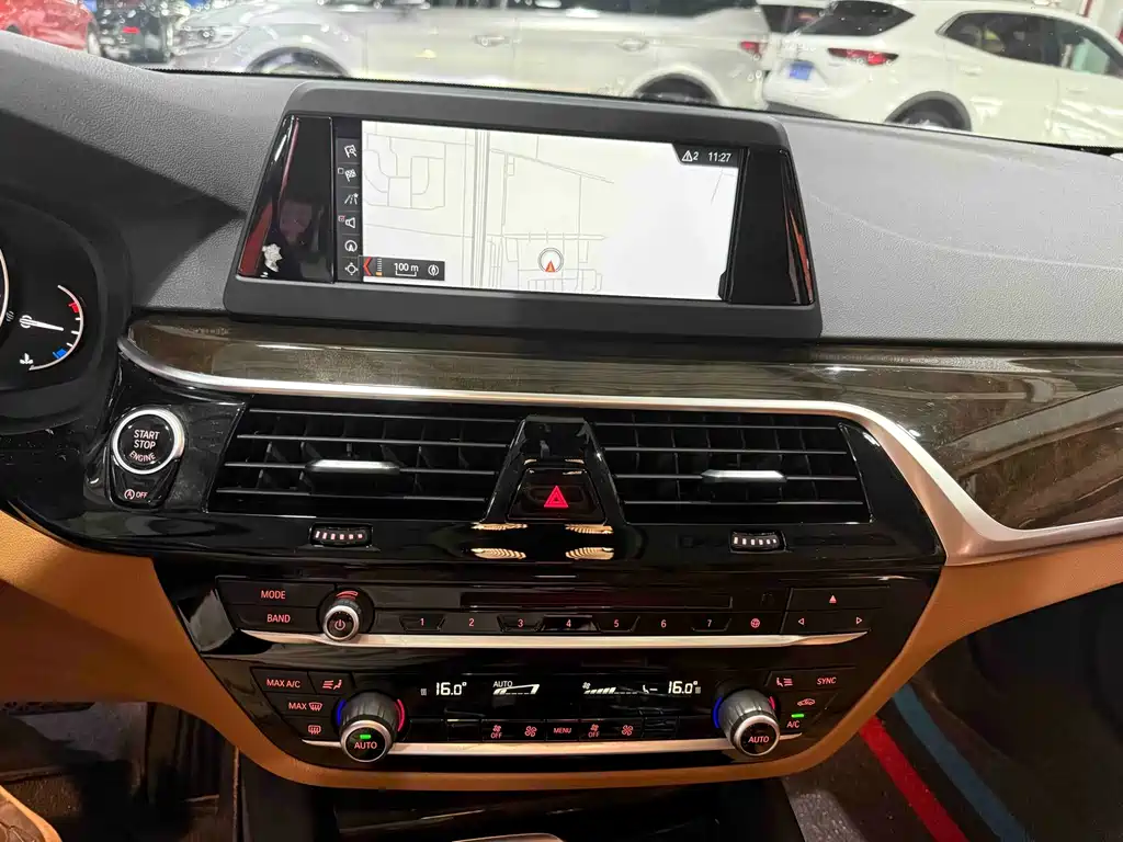 BMW 5 Series 2017 — фото 11