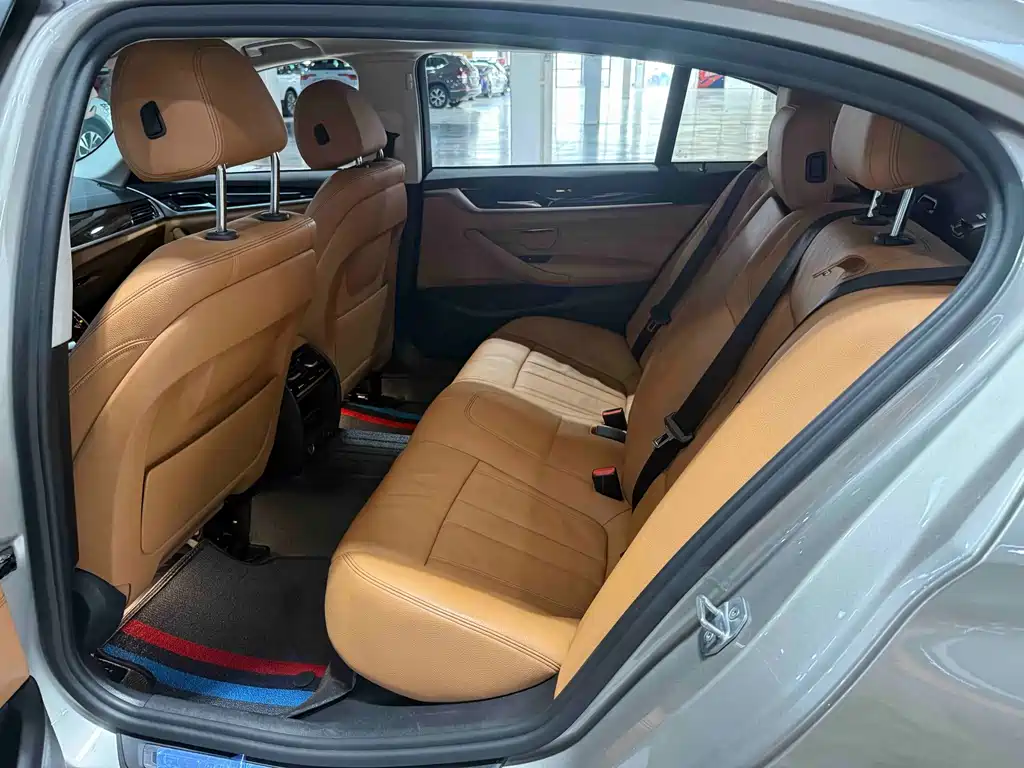BMW 5 Series 2017 — фото 15