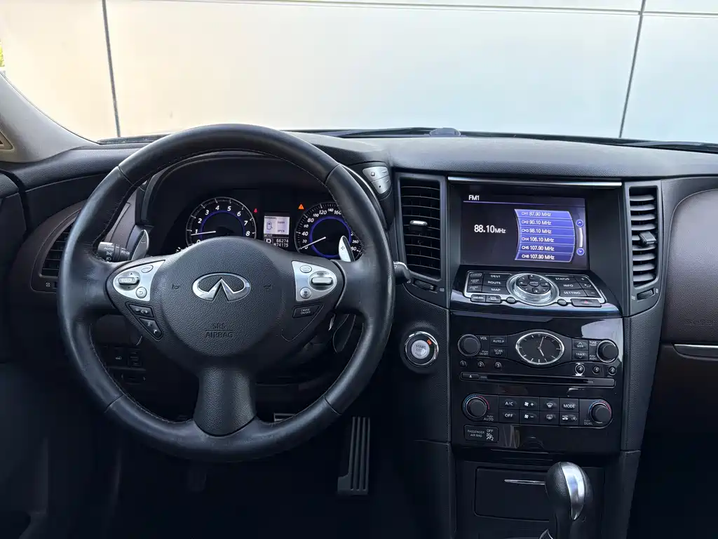 Infiniti QX70 2015 — фото 9