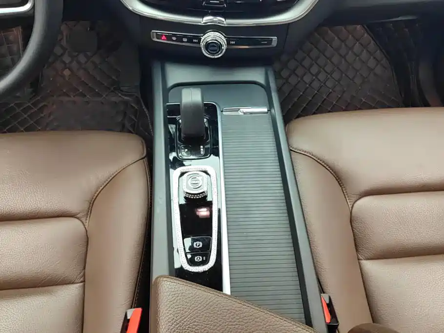 Volvo XC60 2021 — фото 16