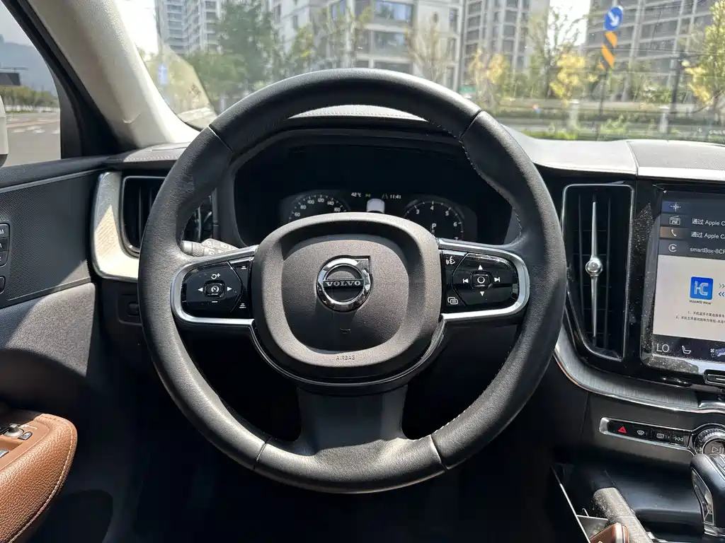 Volvo XC60 2019 — фото 15