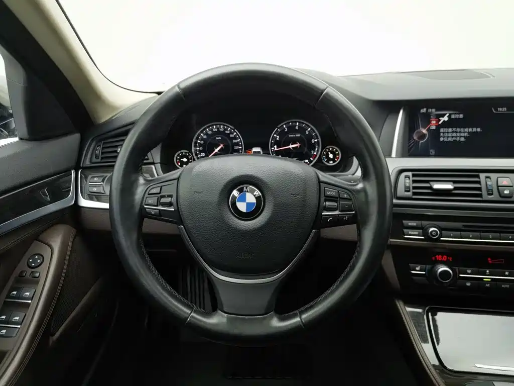 BMW 5 Series 2015 — фото 11