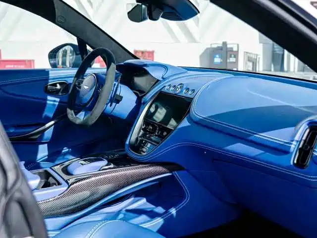 Aston Martin DBX 2021 — фото 21
