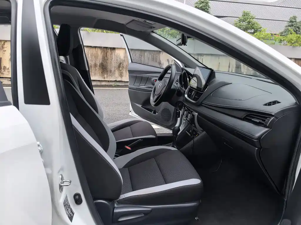 Toyota Yaris L 2020 — фото 15