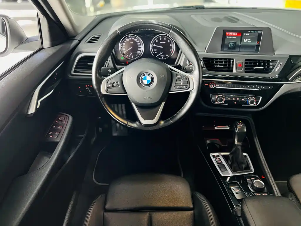 BMW 1 Series 2018 — фото 11