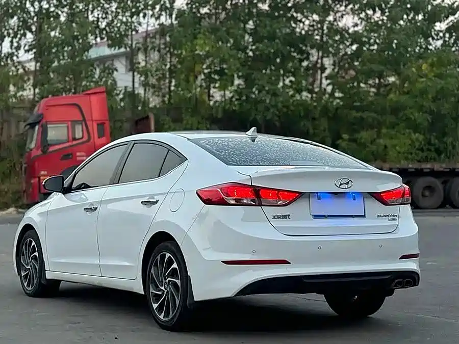 Hyundai Elantra 2020 — фото 6