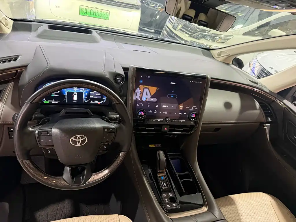 Toyota Alphard 2024 — фото 3