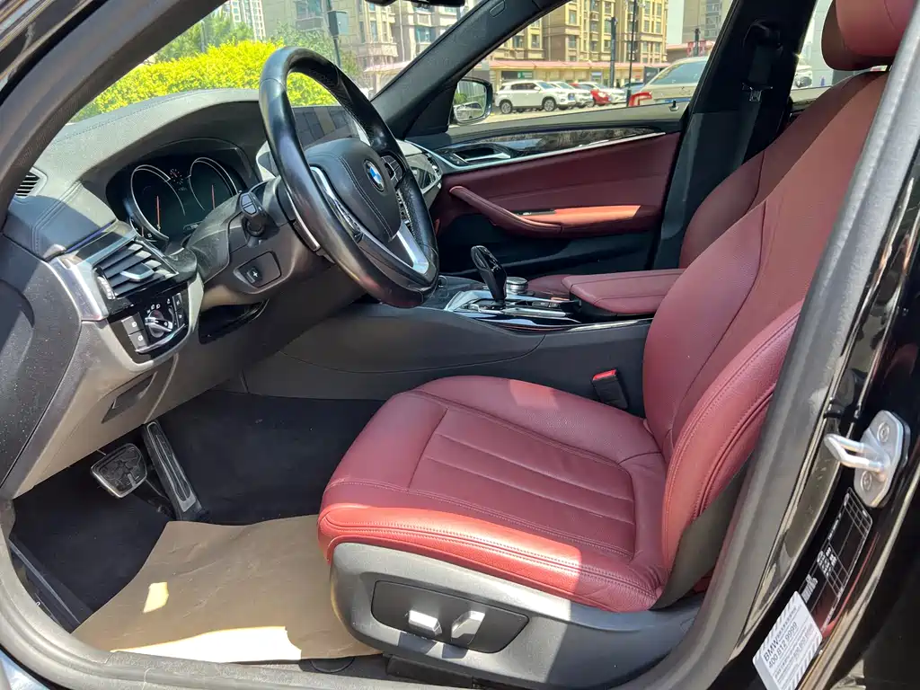 BMW 5 Series 2018 — фото 10