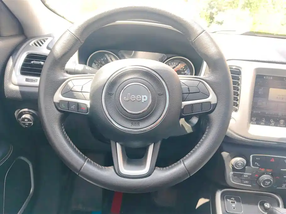 Jeep Compass 2018 — фото 15