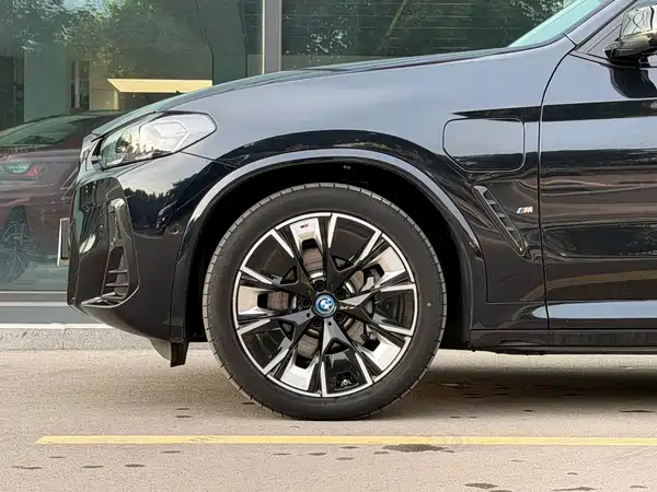 BMW iX3 2025