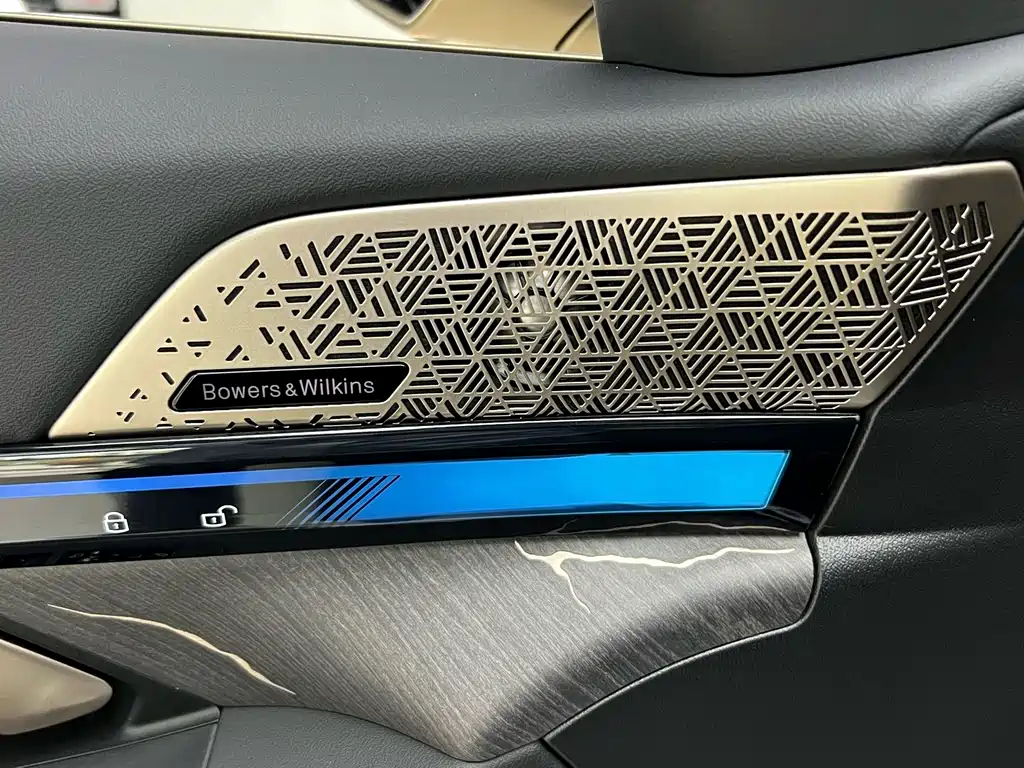 BMW 5 Series 2025 — фото 19