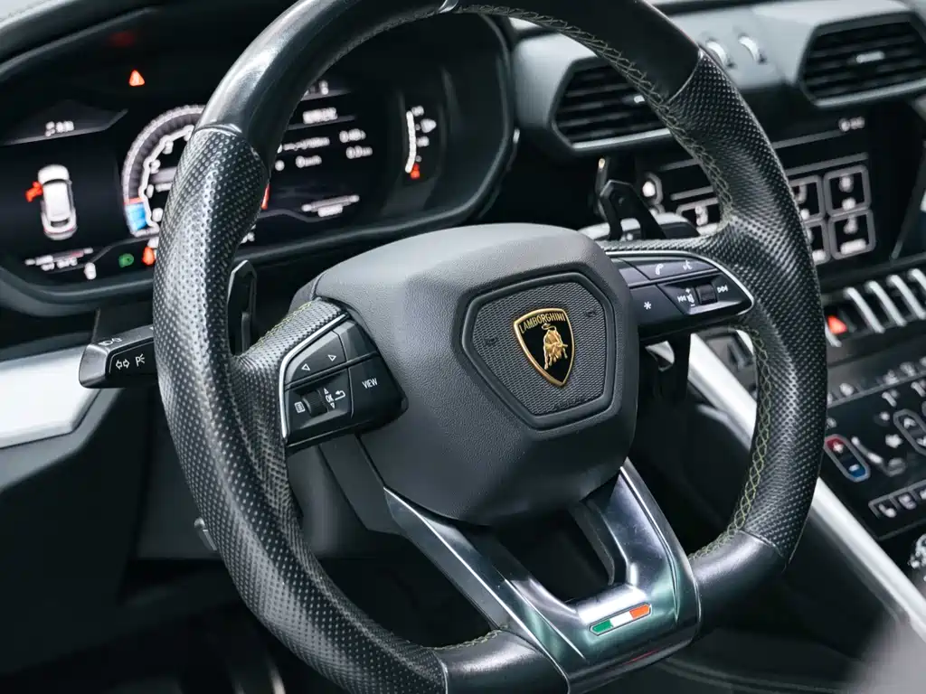 Lamborghini Urus 2021 — фото 16