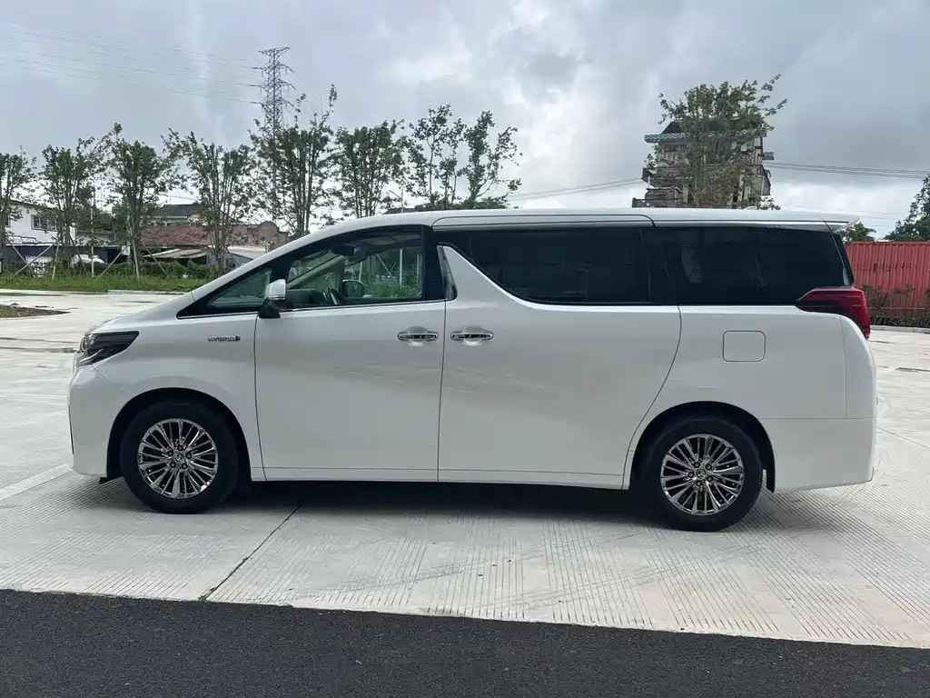Toyota Alphard 2023 — фото 3