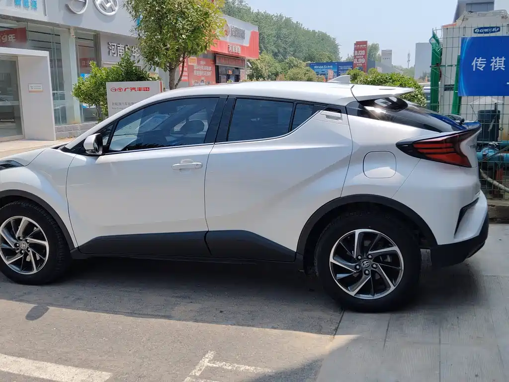 Toyota C-HR 2021 — фото 2