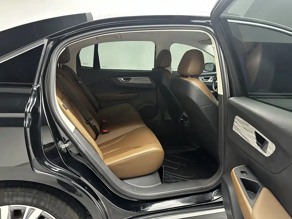 Hongqi E-QM5 2025 — фото 12