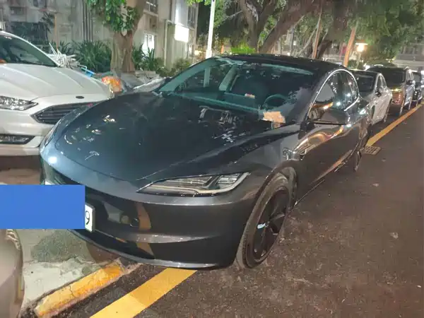 Tesla Model 3 2025