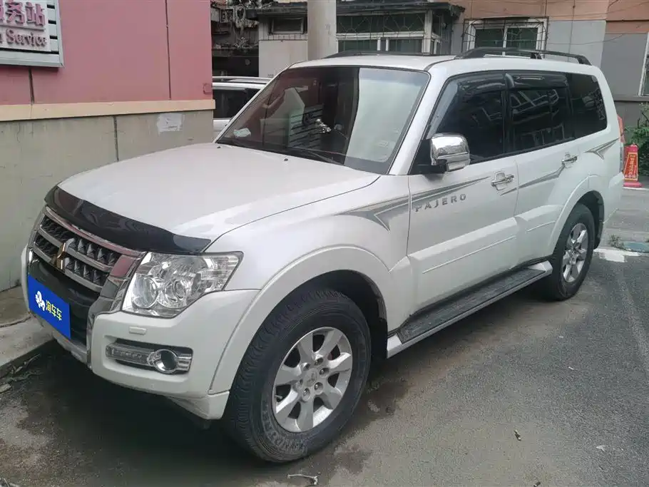Mitsubishi Pajero 2015