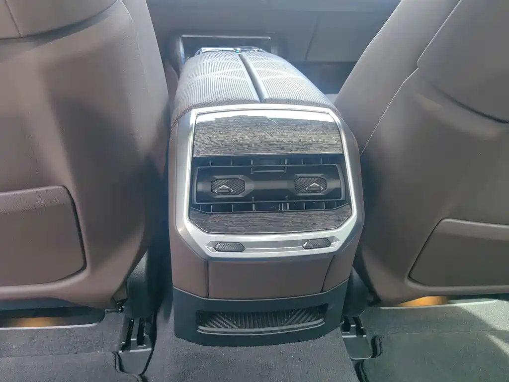 BMW i7 2025 — фото 18