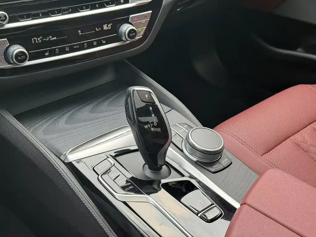 BMW 5 Series 2021 — фото 16