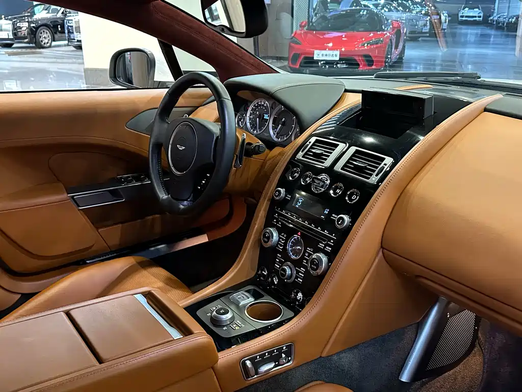 Aston Martin Rapide 2017 — фото 10